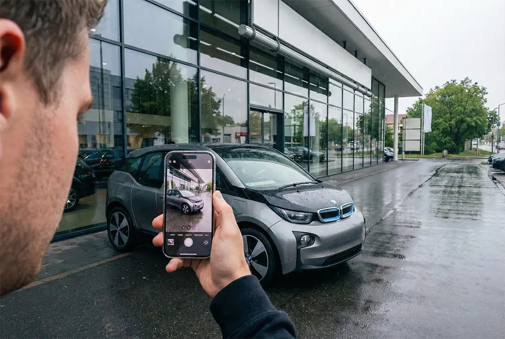 Autohaus Fahrzeugfotos mit Smartphone aufnehmen für KI-Bildoptimierung