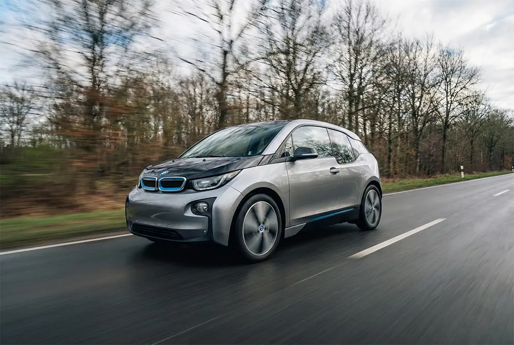 KI-gestützte Premium-Bildbearbeitung für Autohaus Online Marketing